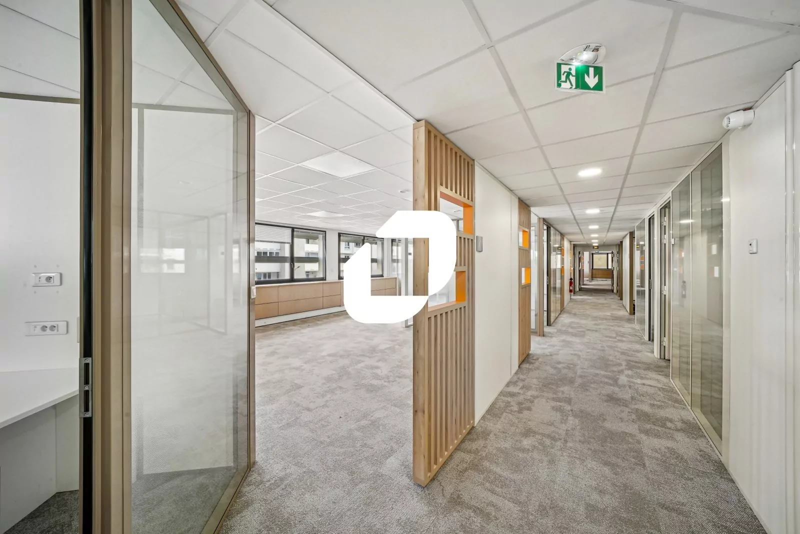 Bureau moderne et lumineux à Lyon, prêt pour l'achat